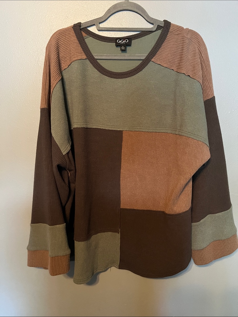 GiGiO. Colorblock Crewneck Sweater in Olive, Brown & Tan